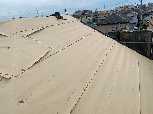 スレート屋根から横暖ルーフを使った屋根カバー工事を行いました！川口市屋根カバー工事　横暖ルーフαｓ　ニチハ　センタールーフ　スレートボロボロ　ガルバリウム鋼板　